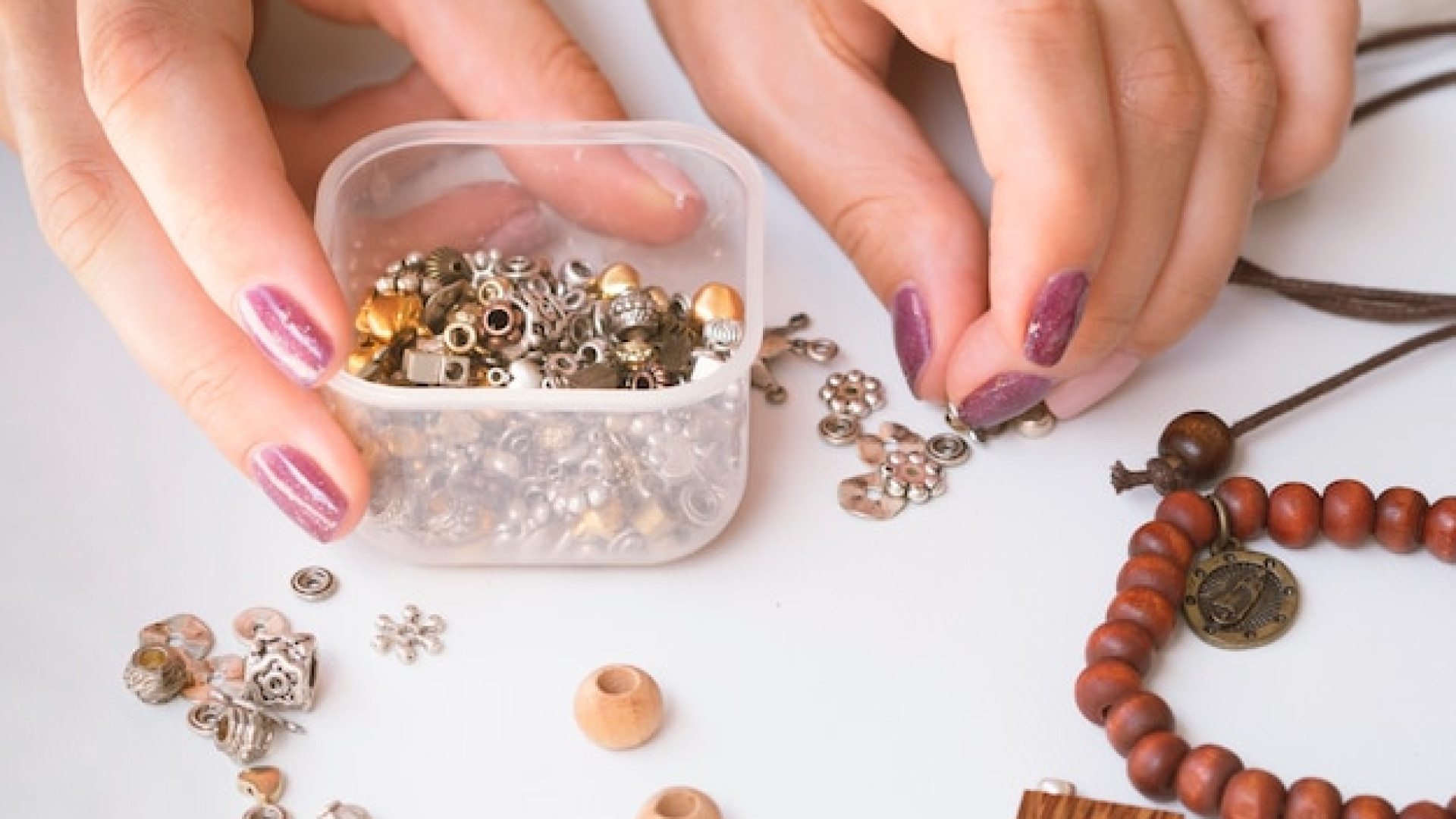 Kit de création de bijoux : une idée cadeau originale et créative