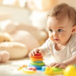 Stimuler bébé dès les premiers mois : éveiller ses sens par le jeu
