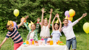 Thèmes d'anniversaire créatifs : comment choisir des activités adaptées ?