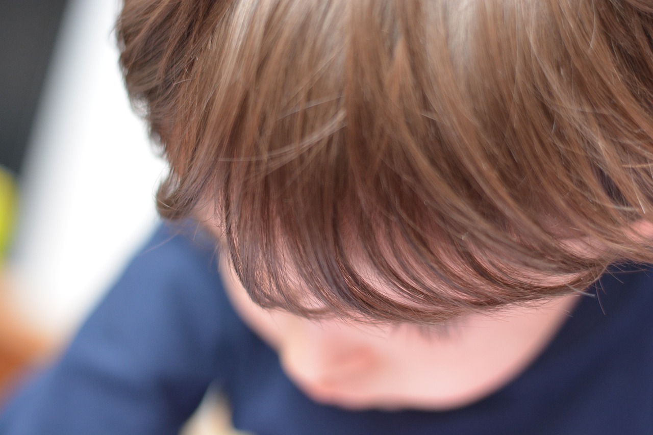 Comment le coiffeur anti-poux à domicile peut devenir votre allié en famille ?