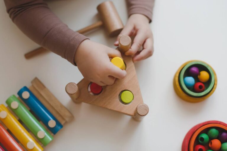 L'importance de bien choisir vos jeux éducatifs en bois Montessori pour enfants