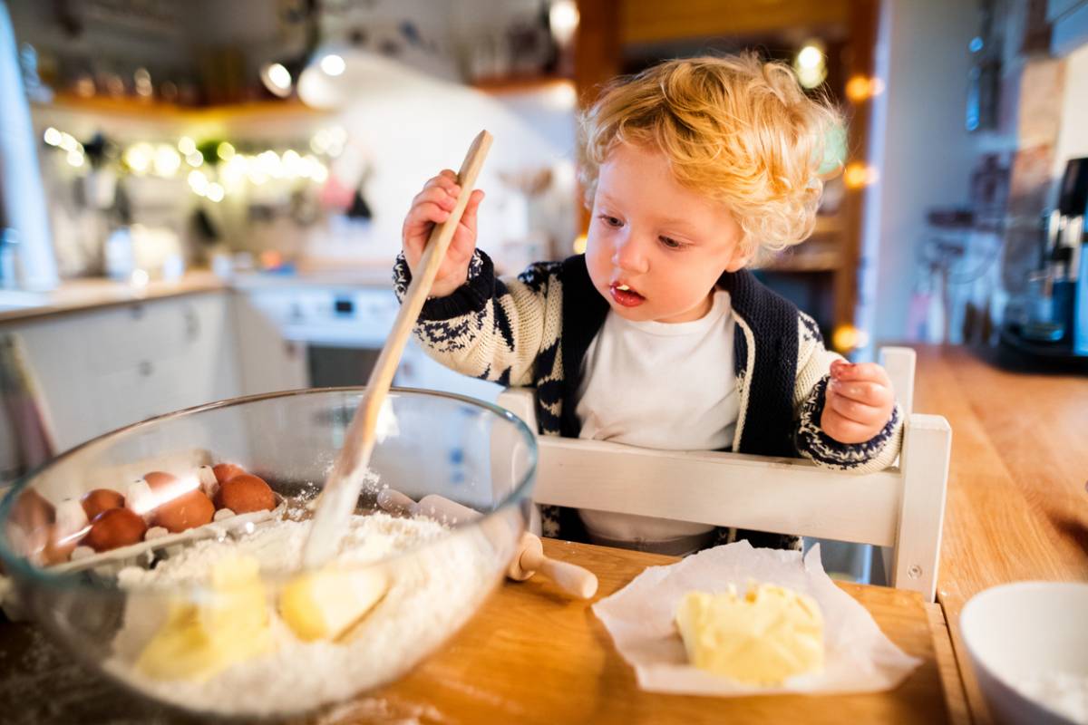 Pourquoi intégrer une tour Montessori dans la cuisine familiale ?