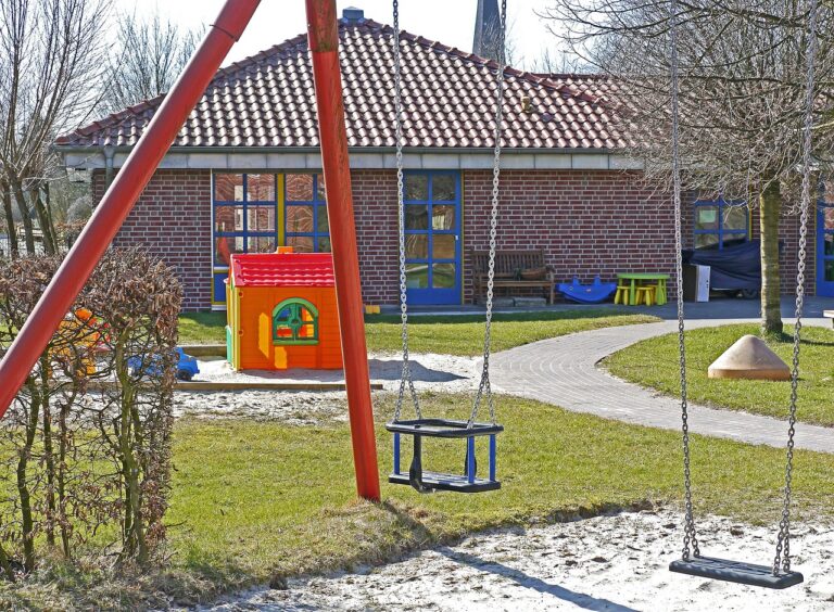 Les bienfaits des parcours de motricité en crèche sur le développement psychomoteur des enfants